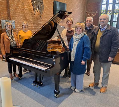 In samenspraak met de Kerkfabriek, het stadsbestuur en de Genker Kunstacademie werd een vleugelpiano aangekocht. © Luc Herbots