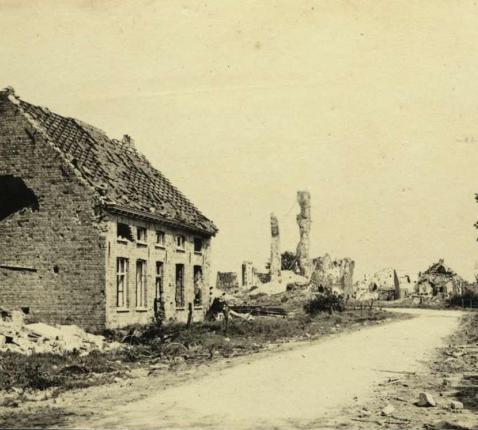 Mannekensvere tijdens de oorlog. Resterende twee pijlers kerk... (midden foto) © Von Bertmuth-collectie Ronny Van Troostenberghe