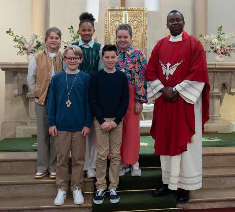 De vormelingen van Schoonbroek met vormheer vicaris Emmanuel Ikeobi. © Gert Daemen