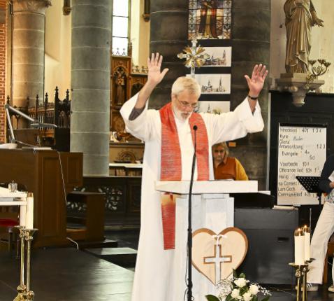 E.P. Wim Dombret bij het gebed voor de handoplegging © Close Up Els Buys