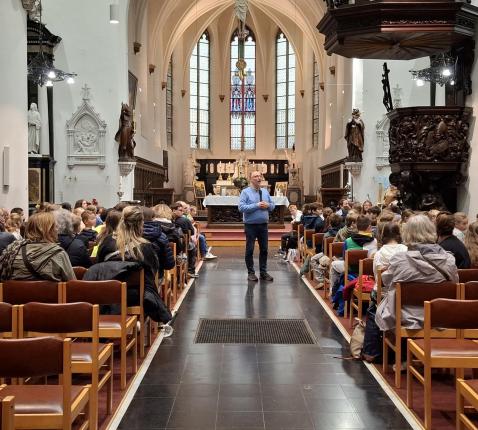Rudi De Reys vertelt tijdens Welkom in de mis © PE Oscar Romero