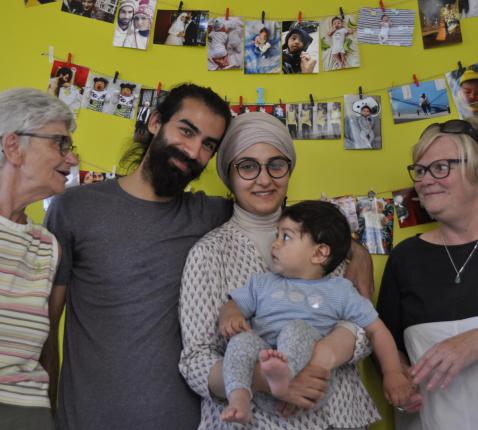 Achmad, Eva en kleine Sam samen met Maria en Chris van VZW de Kerit © Tonia Noterman