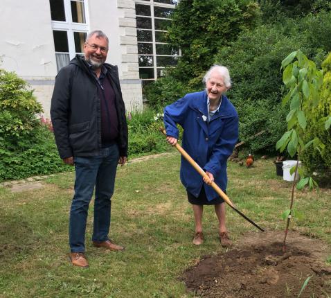 Zuster Harlindis en Bart Bode planten een PawPaw.  © (NRV-SP)