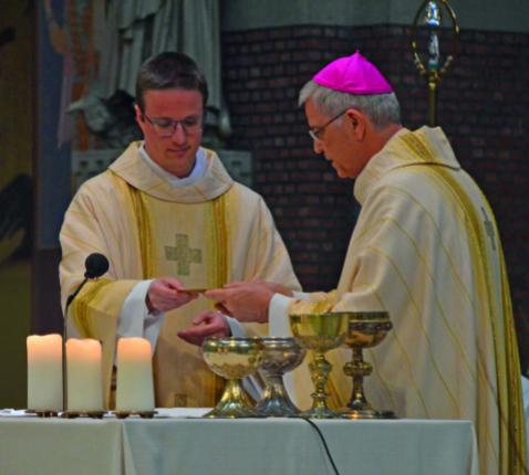 Op Hemelvaartsdag vorig jaar wijdde bisschop Johan Bonny Wouter Druwé tot diaken in de basiliek van Edegem. © Dirk Van de Poel