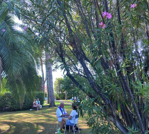 In de rustige setting van de tuin van het Belgisch college in Rome konden jongeren vrijblijvend een verzoeningsgesprek voeren met een priester, zoals norbertijn Eric Seghers. © Kamino