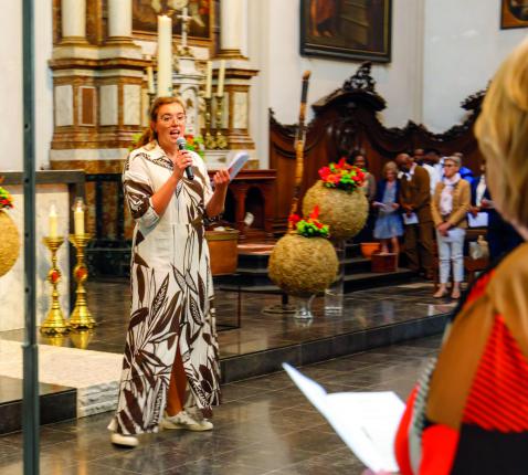 Marilène begeleidt een vormselviering. ©  wHAjo