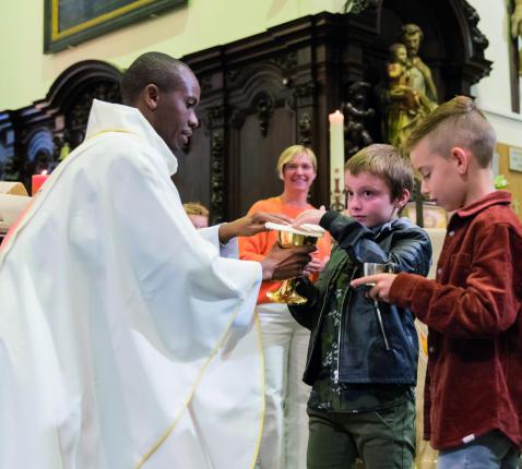 Priester Vincent ging voor in een viering met eerstecommunicanten in 2021 in Oud-Turnhout © Foto's Mutebi