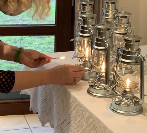 Psalm 119 bezingt Gods Woord dat de weg naar leven is, een lamp op onze weg (vers 105). Vanuit Bethlehem wordt het vredeslicht elk jaar met Kerstmis doorgegeven als symbool van hoop en vrede, tot bij ons. © Vicariaat Kempen