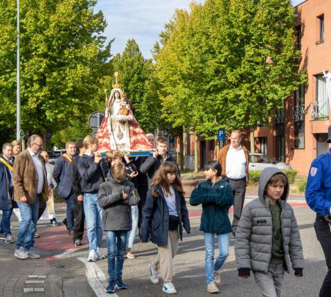 De heropgerichte Broederschap van de Heilige Rozenkrans organiseerde in oktober een Kleine Ommegang in Schoten. Zo kwam de Rozenkransmadonna voor het eerst in 57 jaar terug onder de mensen. © Vera Smet