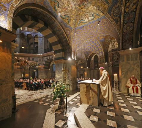 Op de laatste zondag van januari  was bisschop Bonny uitgenodigd als hoofdcelebrant in de feestelijke pontificale viering in de dom van Aken ter gelegenheid van het Karlsfest, de sterfdag van Karel de Grote.  © Ilse Van Halst