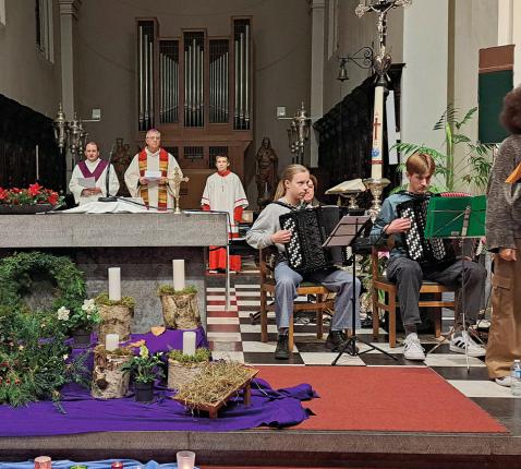 Sikudhani uit Mol, die in 2023 als dertienjarige de finale van ‘The Voice Kids’ won, zong de liederen tijdens de Taizéviering bij de start van de advent in de kerk van Lichtaart. Mgr. Bonny ging de viering voor, die helemaal door jongeren werd voorbereid  © Jasper Hermans