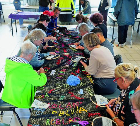 Dak- en thuislozen van straatpastoraat ’t Vlot en Jambo (ontmoetingsplek voor mensen die een netwerk zoeken) werken samen aan ‘remember us', een project voor de herdenking van de straatdoden dat plaatsvond in juni. © Saskia van den Kieboom