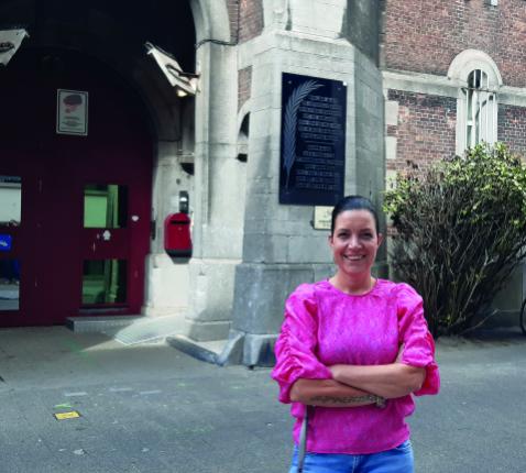 An Janssens voor het arresthuis in de Begijnenstraat in Antwerpen: “Katholieke en protestantse aalmoezeniers zijn voor onze gevangenen vaak vertrouwenspersonen en hebben ook echt tijd om naar hen te luisteren.” © Nathalie Milio