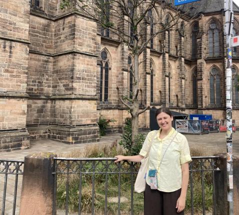 Liselotte aan kerk © Can den Hout