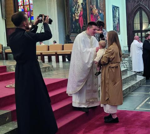 Volodymyr Hreshchuk met echtgenote Helena en baby Anna na zijn priesterwijding in oktober 2024 in de kathedraal. © Ilse Van Halst