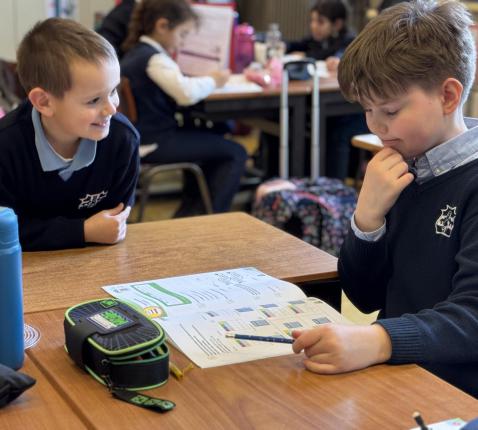 Denys en Roman, afkomstig uit Oekraïne, lopen school in het Onze-Lieve-Vrouwecollege in het derde leerjaar. Roman kwam naar de school in de derde kleuterklas, Denys is er nog maar enkele maanden. © Onze-Lieve-Vrouwecollege, Antwerpen