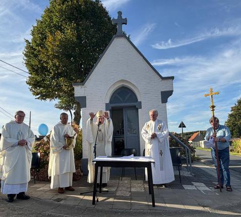 Bisschop Lode Aerts zegende de 100-jarige kapel in. 