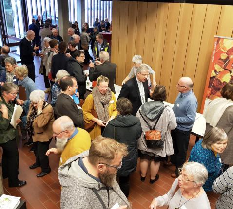 Tijd om met mekaar te praten tijdens de Trefdag van Attent  © P. Renders - Attent