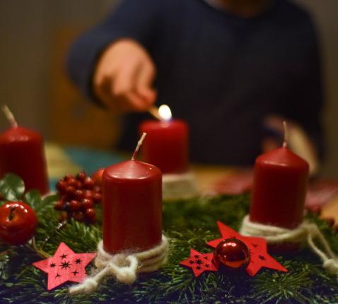 Een eerste kaars ontstoken van de adventskrans © cc Dagmar