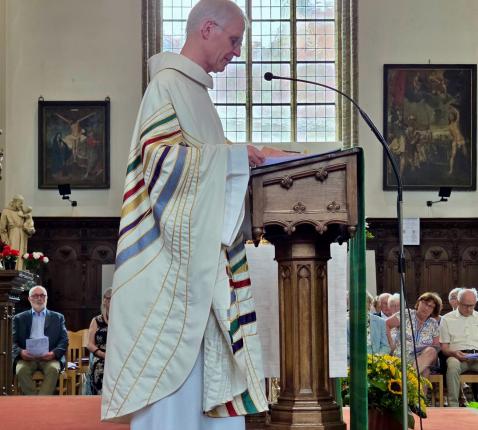 Priester Jos bij zijn dankviering © Geertrui Decrock