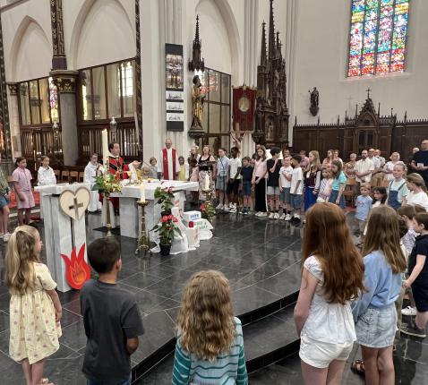 Kinderen bij het onzevader rond het altaar, Sint-Gillis-Waas 