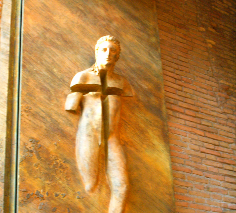 Afbeelding van de verrezen Gekruisigde op de toegangspoort van de Basilica di Santa Maria degli Angeli e dei Martiri te Rome. © Inge Cordemans