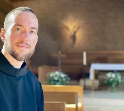 Dom Johannes De Cubber (32) in de kerk van de abdij van Affligem. © Lieve Wouters