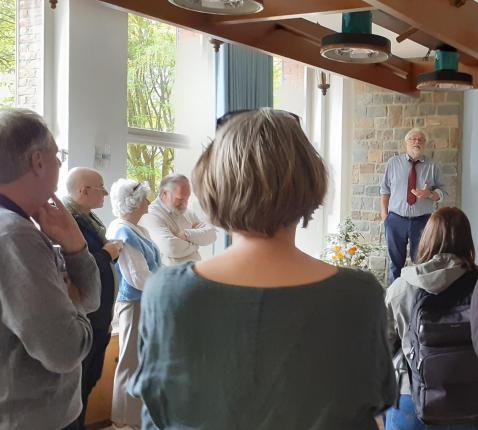 Caritas Vlaanderen directeur Dominic Verhoeven licht het tot stand komen van Jo's plek toe © Attent