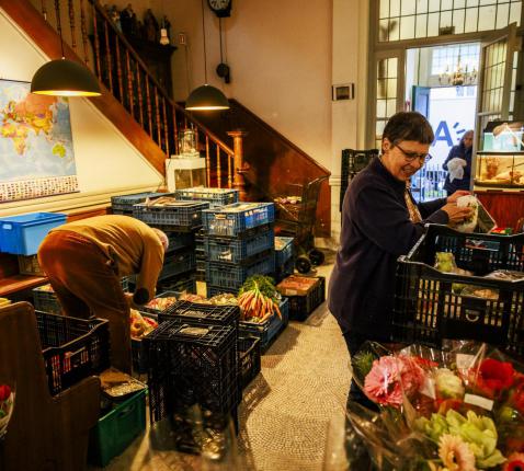 Zuster Rita Somers aan het werk in de voedselbank ‘Sint-Antonius-onthaal’ van vzw De Loodsen te Antwerpen © gva.be