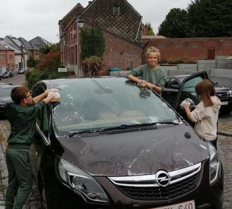 Eco-carwash door vormelingen in Pollare © Tim Van Nieuwenhove