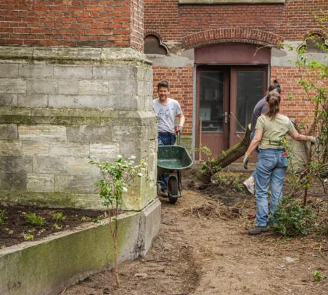Vergroening aan de Sint Amanduskerk Antwerpen  © rr