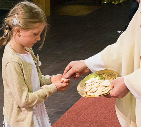 voor de eerste maal deelnemen aan de eucharistie © Willy Haers