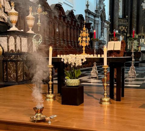 Eucharistische aanbidding in de Abdijkerk Ninove © Alexander Vandaele