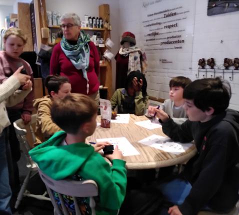 Bezoek aan de wereldwinkle. © Lichtaart Onze-Lieve-Vrouw