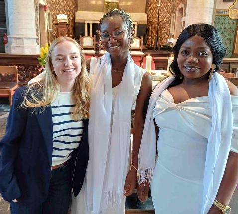 Beatrice en Vanessa met hun meter Nathalie © PM