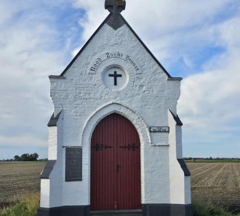 De kapel 'Nood zoekt troost' werd 100 jaar geleden  na WOI heropgebouwd © Jo Broucke