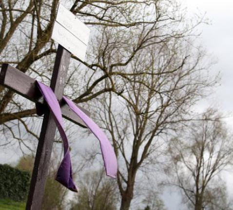 en paarse stola over een kruis ergens in Vlaanderen, een teken van boetedoening en inkeer tijdens de veertigdagentijd naar Pasen. © Kristof Ghyselinck