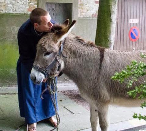 Een broeder van Tiberiade doet aan verkondiging in gezelschap van zijn ezel. © Koen Van den Bossche