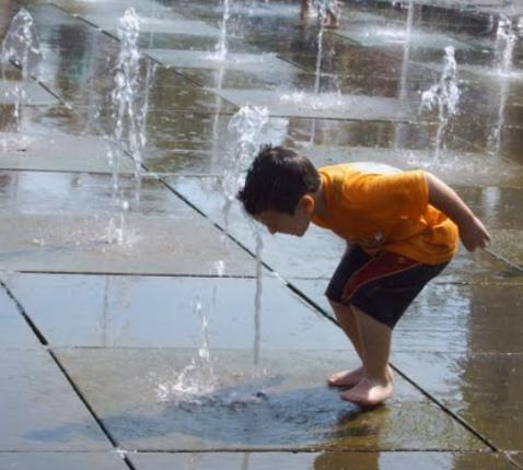 Water, bron, verfrissing, zich laven, genieten, onbezorgd kind zijn, ... © Danny Maenhaut