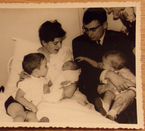 Uit het familiealbum: mama is de baby in oma's armen. © Charlotte Braeckeveldt