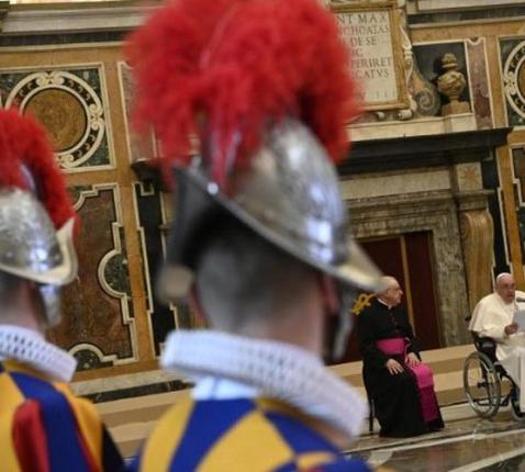 Paus Franciscus met leden van de Zwitserse garde © Vatican Media