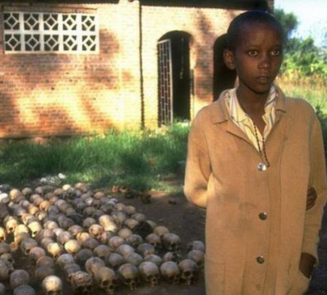Een 14-jarige overlevende uit Nyamata, die de genocide overleefde door zich gedurende twee dagen onder de lijken te verbergen. © UNICEF/UNI55086/Press