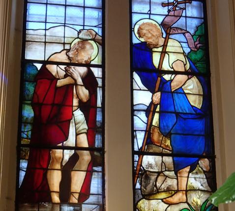 Glasraam in de doopkapel van de H.Genesiuskerk te Sint-Genesius-Rode © lw