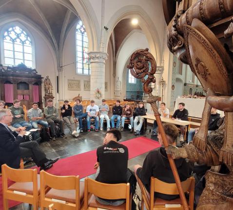 Mgr. Bonny op bezoek tijdens de godsdienstles 