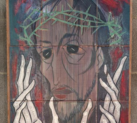 Tegelkeramiek van Dries Van den Broeck (kerk Alsemberg).  © Hugo Casaer