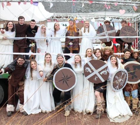 Bruidjes en Vikings, toegejuicht op een dorpsplein vol enthousiaste supporters © RvH