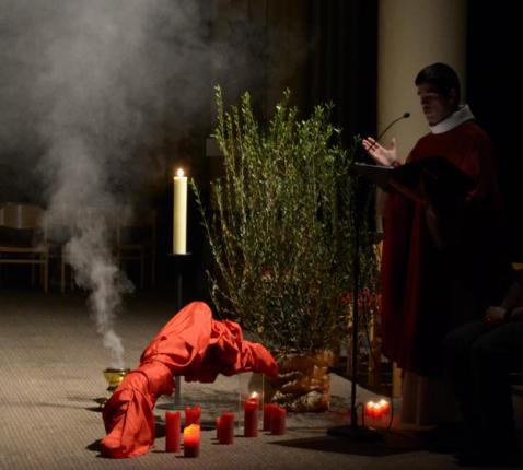 de grote voorbede gezongen op Goede Vrijdag © parochie Onze-Lieve-Vrouw (Roeselare)