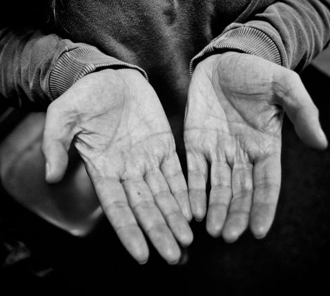 Opengevouwen zorgende handen © pixabay
