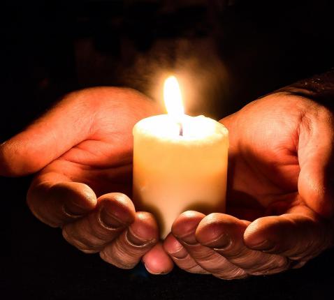 Kaarsje in hand © PxHere.com