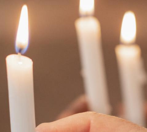 Samen een kaarsje branden is een mooi verbindend ritueel © Freepik